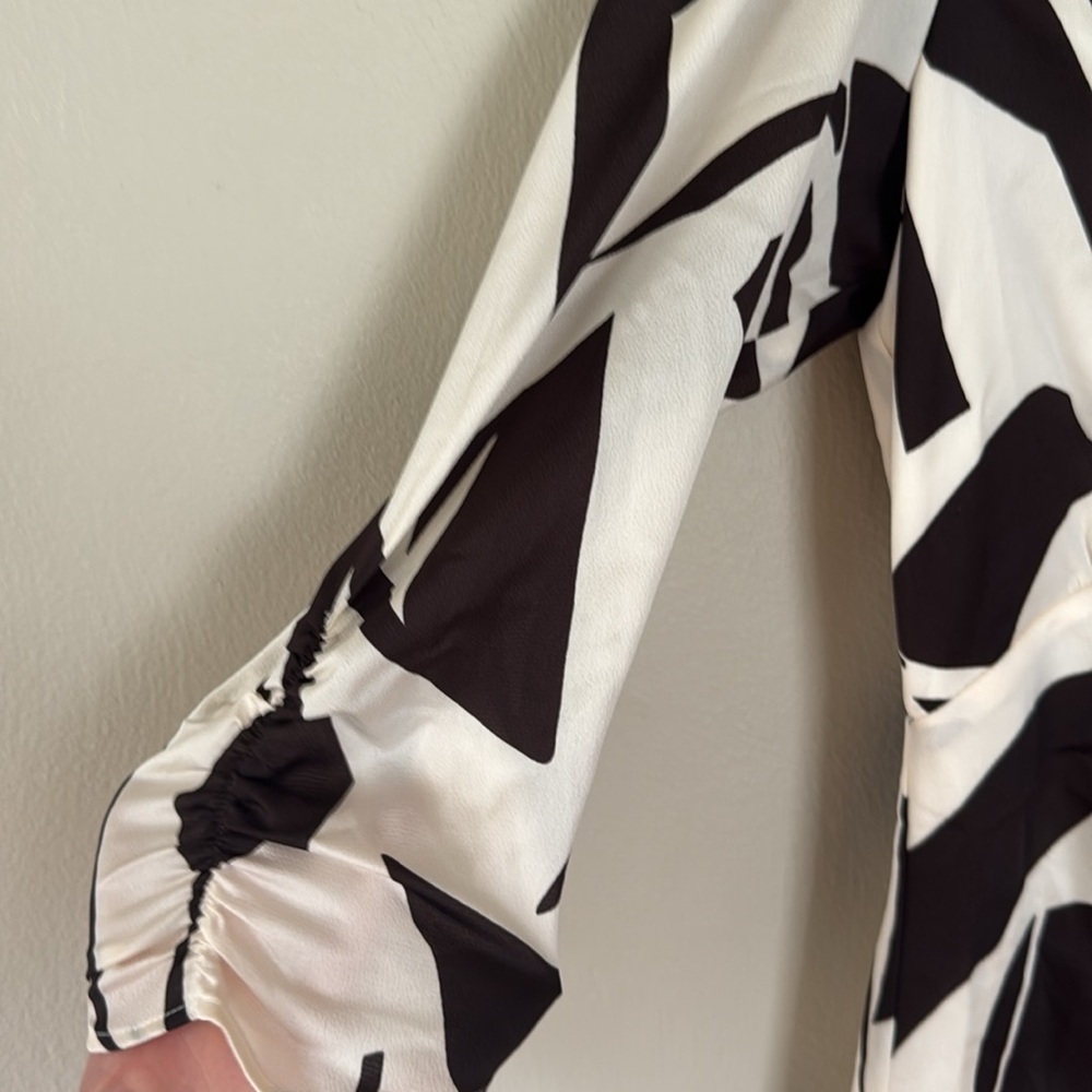 NWOT Express Black and White Wrap Dress with Puff Sleeves S - Picture 6 of 7